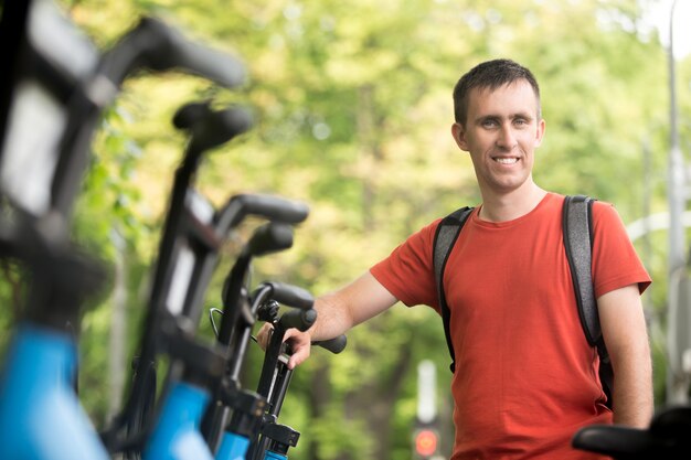 Giovane uomo affittando bici