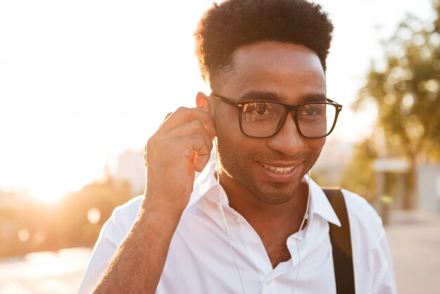 Giovane uomo africano bello nel primo mattino all'aperto