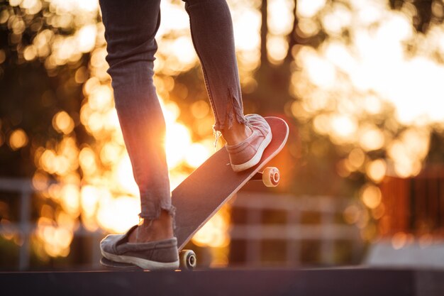 Giovane uomo africano che fa skateboard