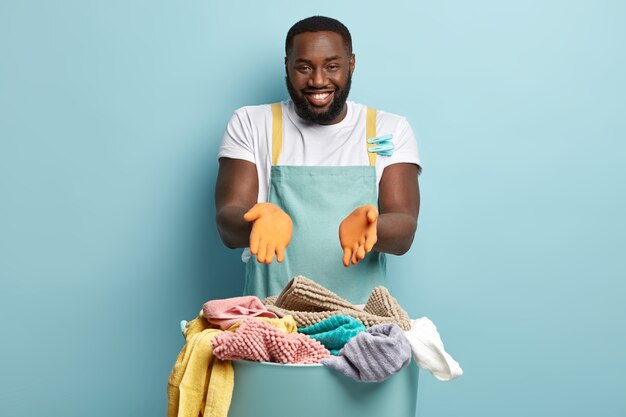 Giovane uomo afroamericano che fa lavanderia