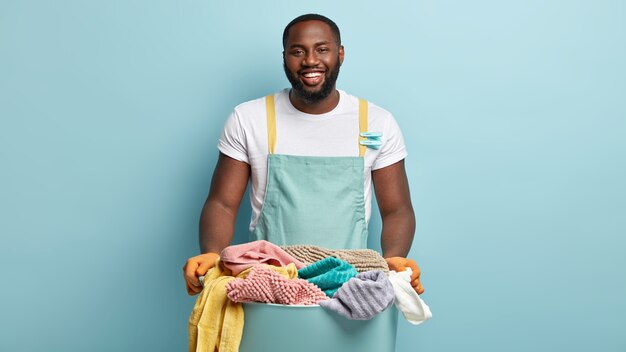 Giovane uomo afroamericano che fa lavanderia