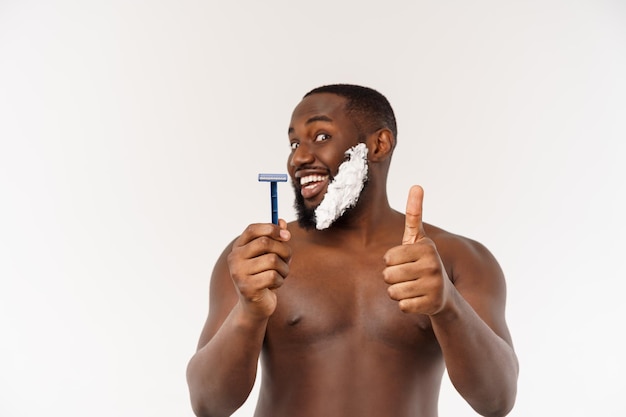 Giovane uomo afroamericano che si rade in bagno igiene personale di routine mattutina al concetto mattutino