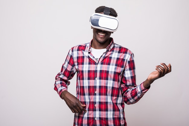 Giovane uomo afroamericano felice ed emozionato che indossa gli occhiali di visione di realtà virtuale vr 360 godendo del videogioco