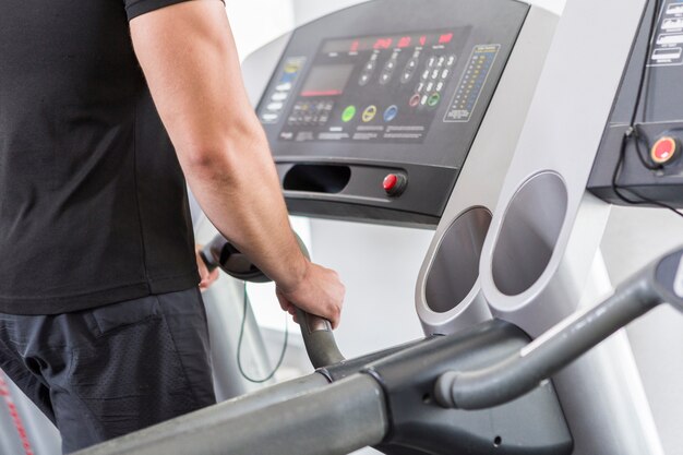 Giovane uomo allenamento in palestra