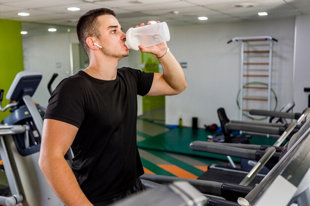 Giovane uomo allenamento in palestra