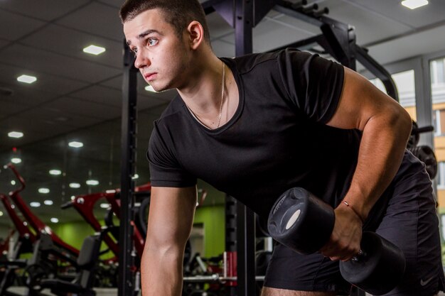 Giovane uomo allenamento in palestra