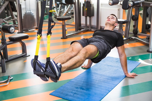 Giovane uomo allenamento in palestra