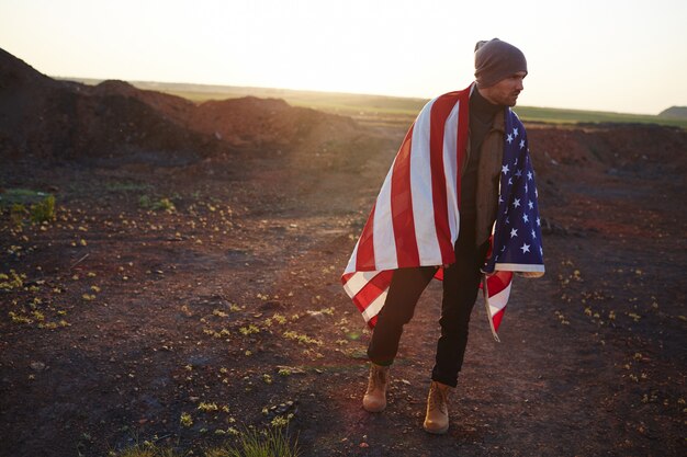 Giovane uomo americano che cammina nelle montagne