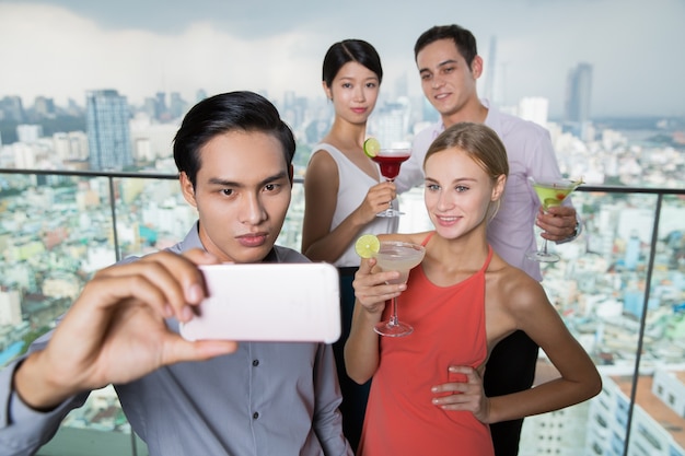 Giovane uomo asiatico Prendendo selfie immagine con gli Amici