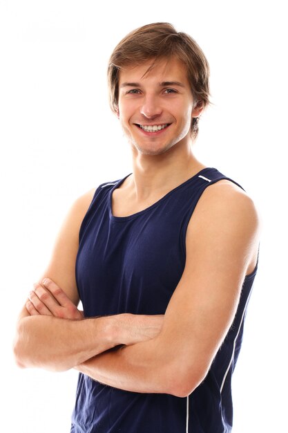 giovane uomo atletico con abbigliamento sportivo