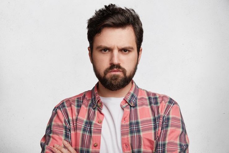 Foto gratuito giovane uomo barbuto con camicia a righe
