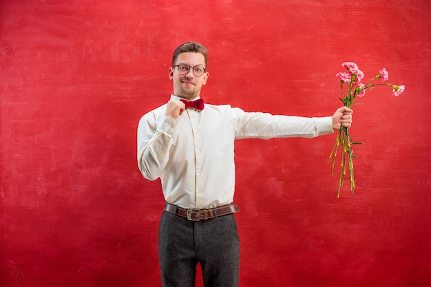 Giovane uomo bellissimo con fiori