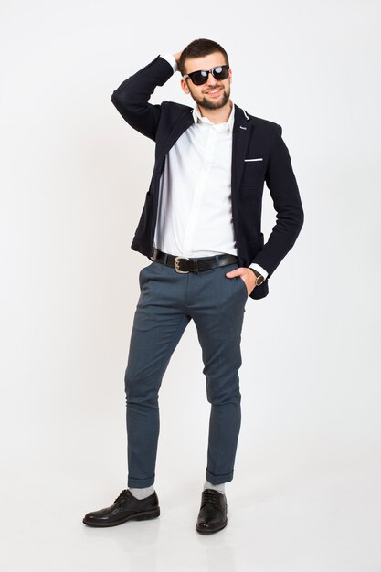 Giovane uomo bello alla moda hipster in giacca nera, stile business, camicia bianca, isolato, in piedi su sfondo bianco, sorridente, attraente, a tutta altezza, fiducioso e cool