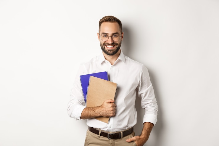 Foto gratuito giovane uomo bello che tiene i taccuini, concetto di e-learning e corsi.