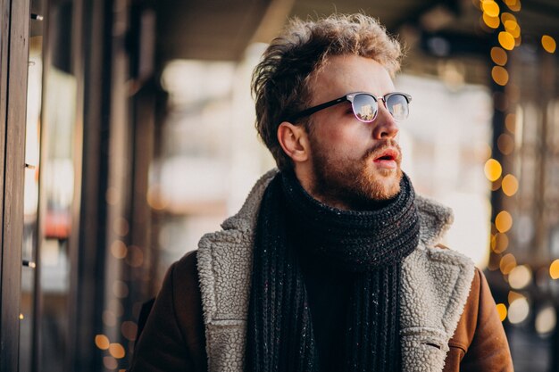 Giovane uomo bello con abiti invernali