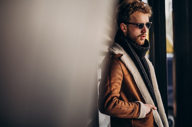 Giovane uomo bello in un vestito di strada