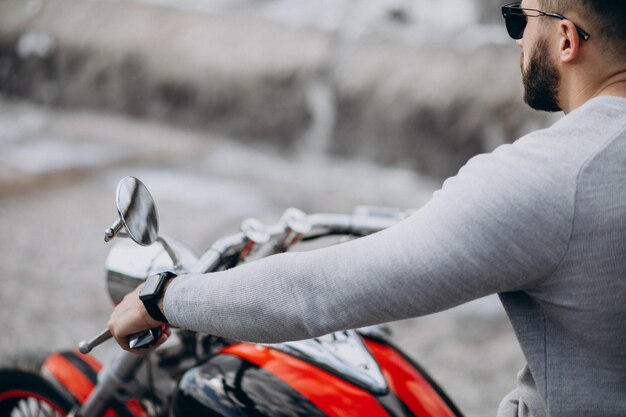 Giovane uomo bello in viaggio in moto