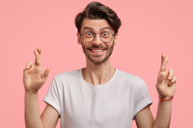 Giovane uomo brunet indossando occhiali alla moda