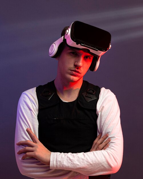 Giovane uomo che indossa gli occhiali di realtà virtuale