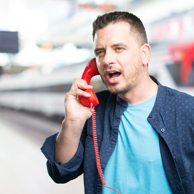 Giovane uomo che indossa un vestito blu. Al telefono.