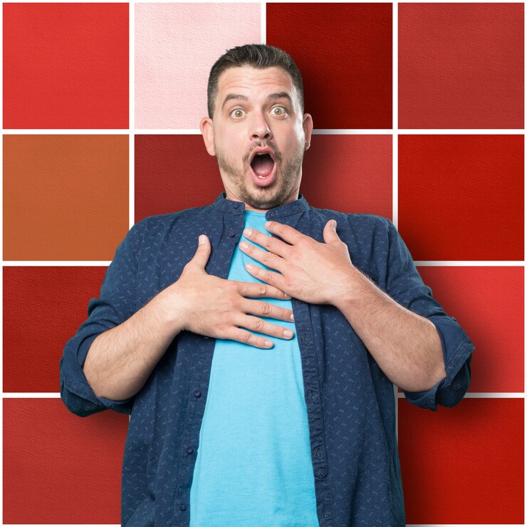 Foto gratuito giovane uomo che indossa un vestito blu. guardando sorpreso.