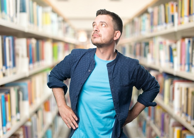 Giovane uomo che indossa un vestito blu.