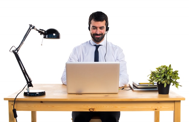 Giovane uomo che lavora con un auricolare