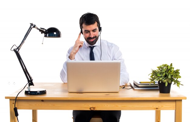 Giovane uomo che lavora con un auricolare