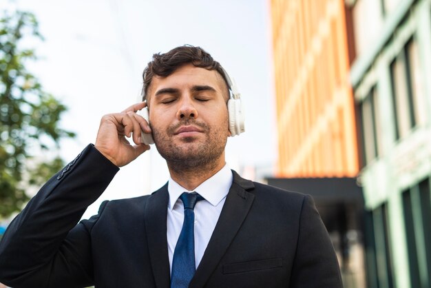 Giovane uomo d'affari che ascolta la musica