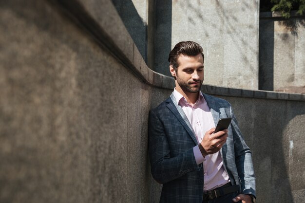 Giovane uomo d'affari concentrato che chiacchiera dal telefono.