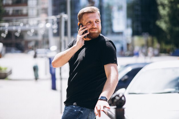 Giovane uomo d&#39;affari parlando al telefono