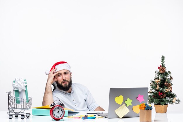 Giovane uomo d'affari preoccupato con il cappello di babbo natale che lavora?