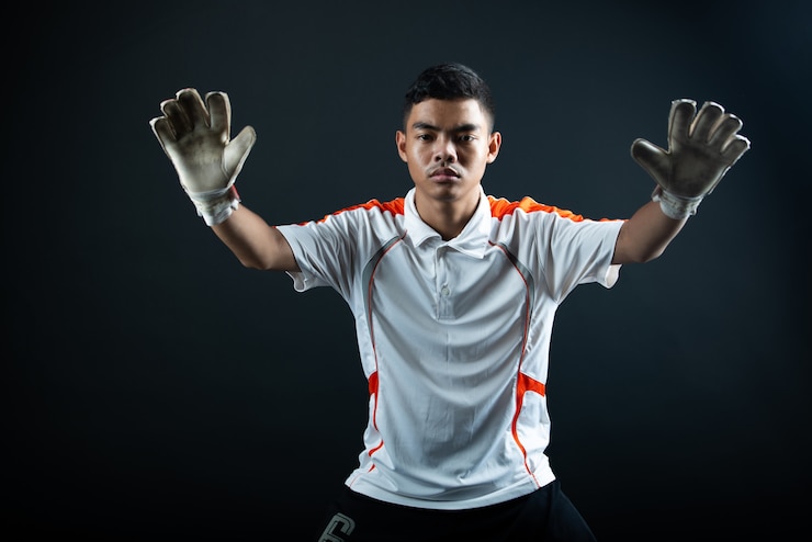 Foto gratuito giovane uomo di calcio del portiere isolato della squadra di calcio dell'accademia