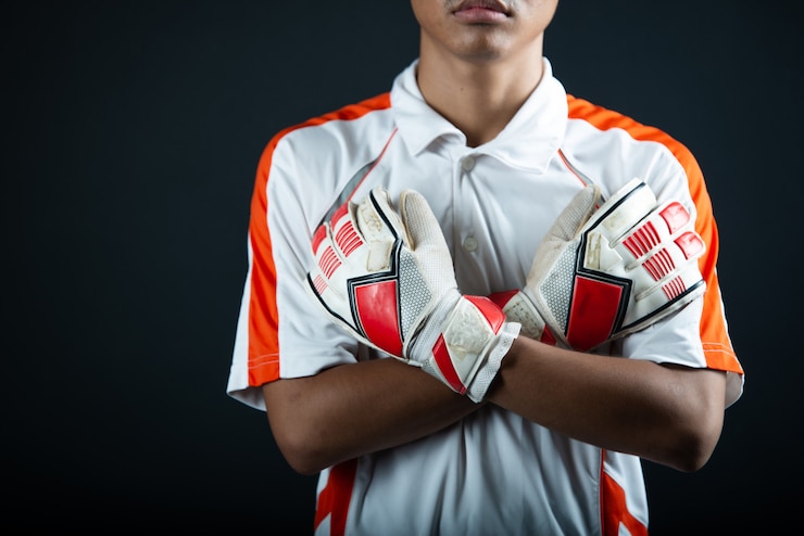 Foto gratuito giovane uomo di calcio del portiere isolato della squadra di calcio dell'accademia