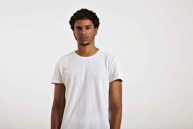 Giovane uomo di colore in forma e sexy con un afro che indossa una maglietta bianca senza etichetta pulita