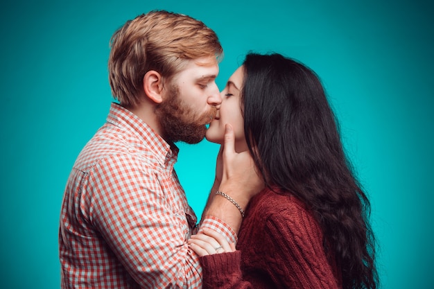 Giovane uomo e donna baci