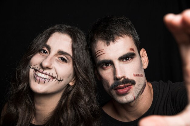 Giovane uomo e donna con il trucco di Halloween