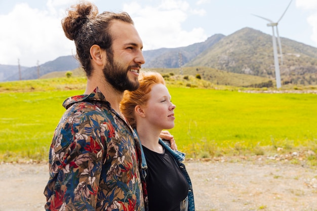 Giovane uomo e donna in natura