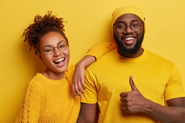 Giovane uomo e donna sorridente e in posa