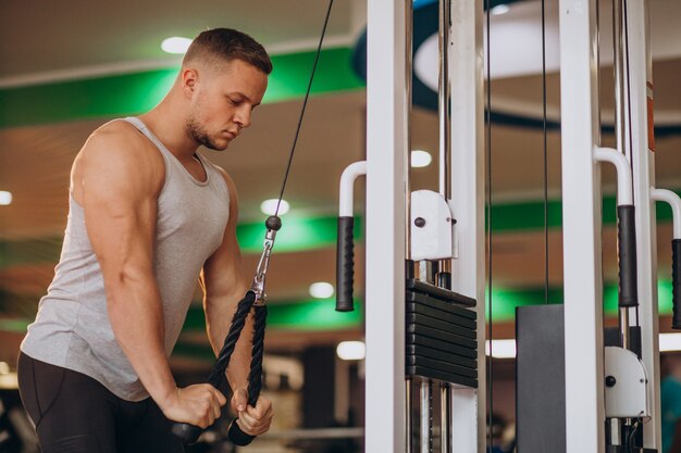 Giovane uomo forte che si esercita in palestra