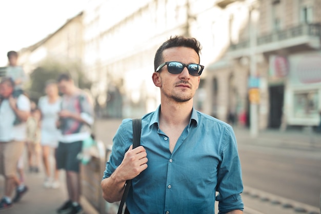 Giovane uomo in strada