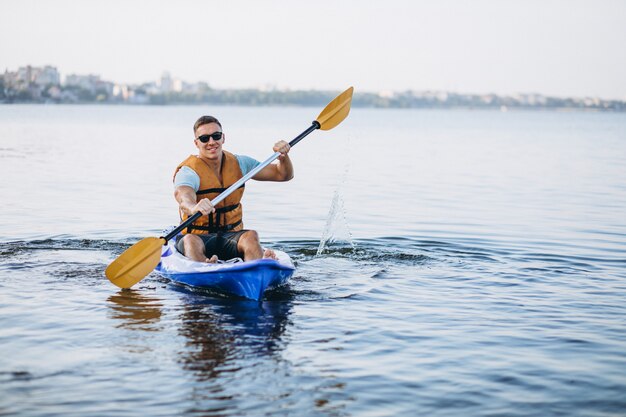 Giovane uomo kayak sul fiume