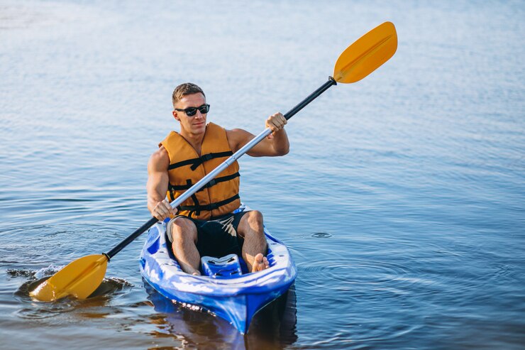 Foto gratuito giovane uomo kayak sul fiume