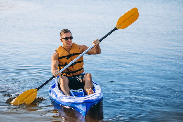 Giovane uomo kayak sul fiume