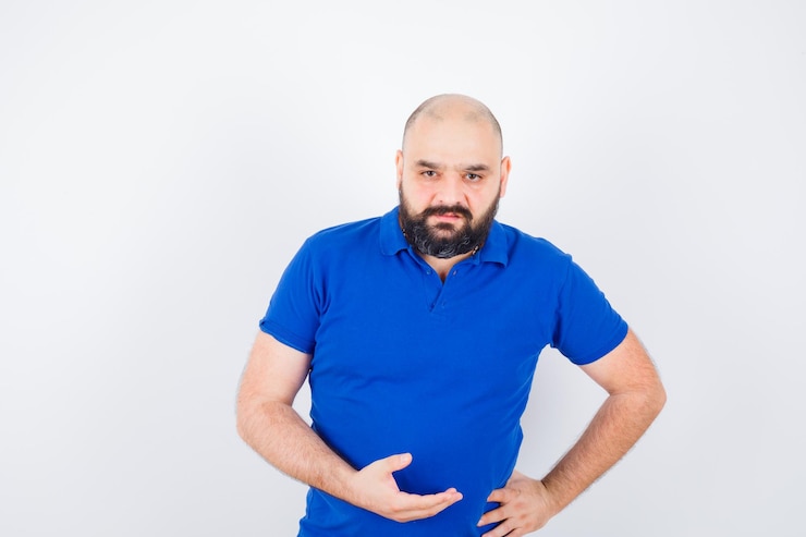 Foto gratuito giovane uomo sicuro di sé in maglietta blu