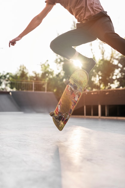 Giovane uomo skateboard in strada