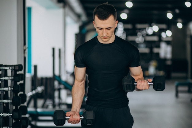 Giovane uomo sportivo allenamento in palestra