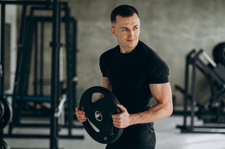 Foto gratuito giovane uomo sportivo allenamento in palestra