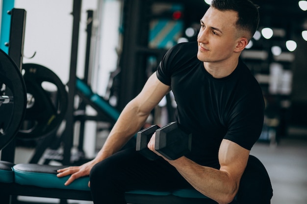 Giovane uomo sportivo allenamento in palestra