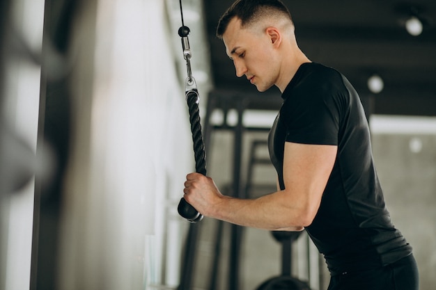 Giovane uomo sportivo allenamento in palestra